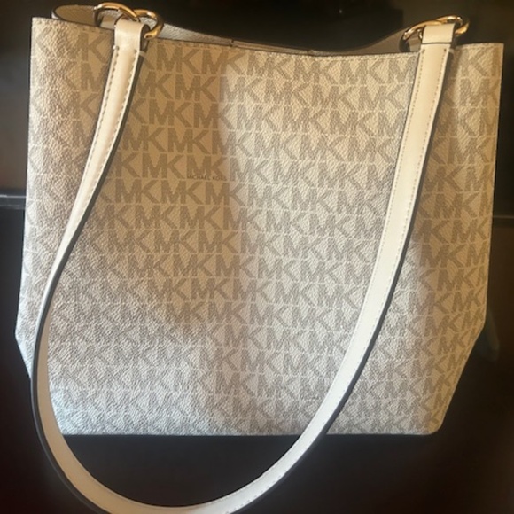 Michael Kors medium logo shoulder bag - Picture 4 of 6